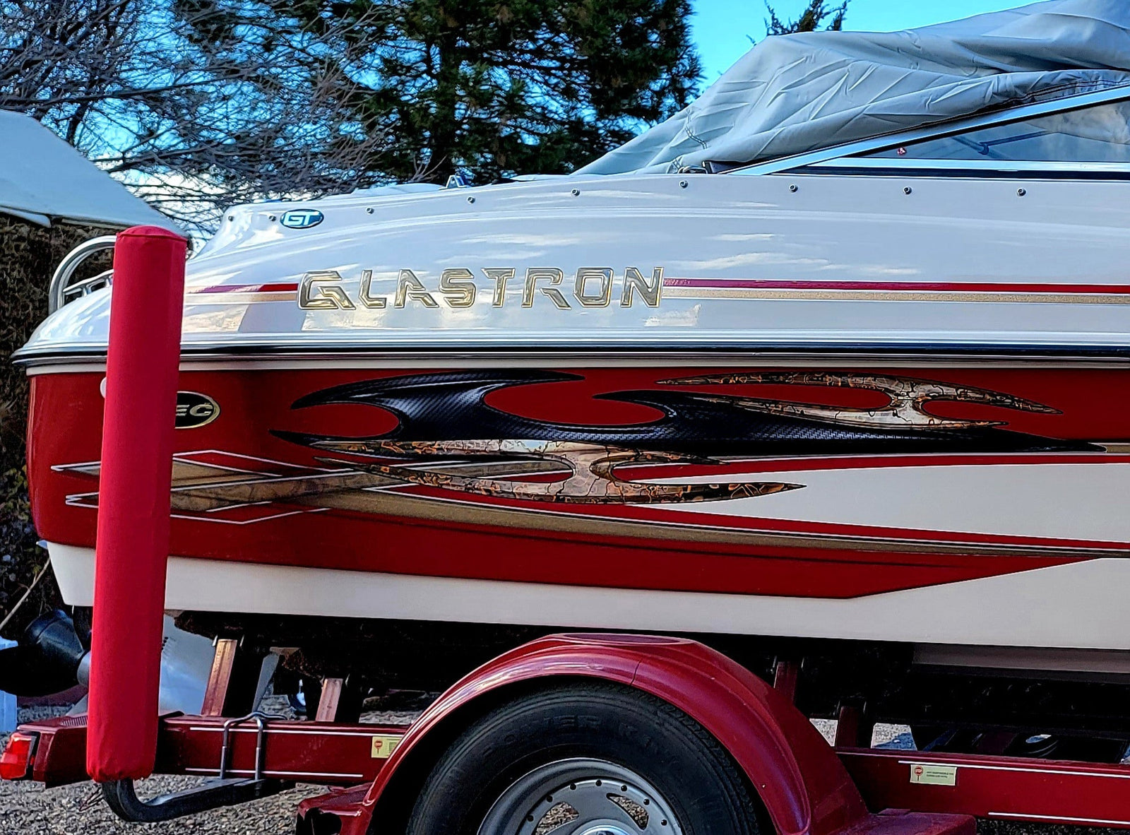 glastron boat with tribal carbon fiber decal on side