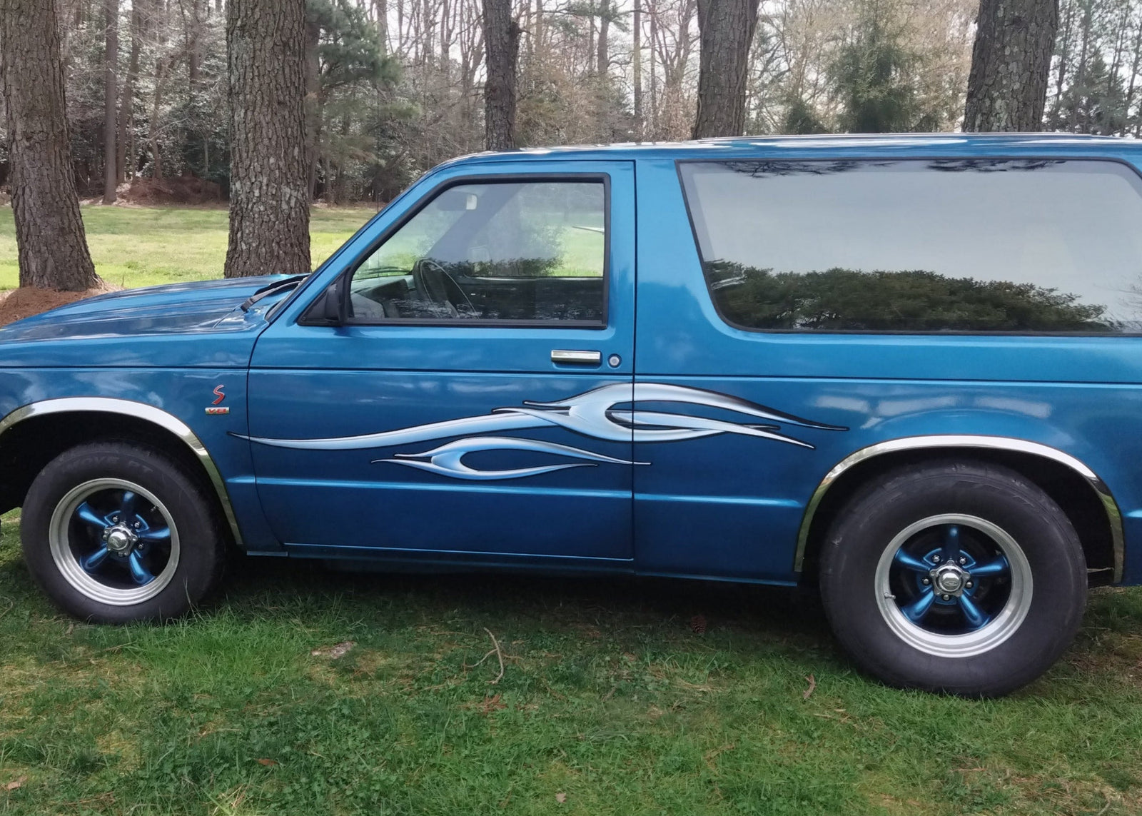 chrome spear decals on the side of blue S10 Chevy blazer