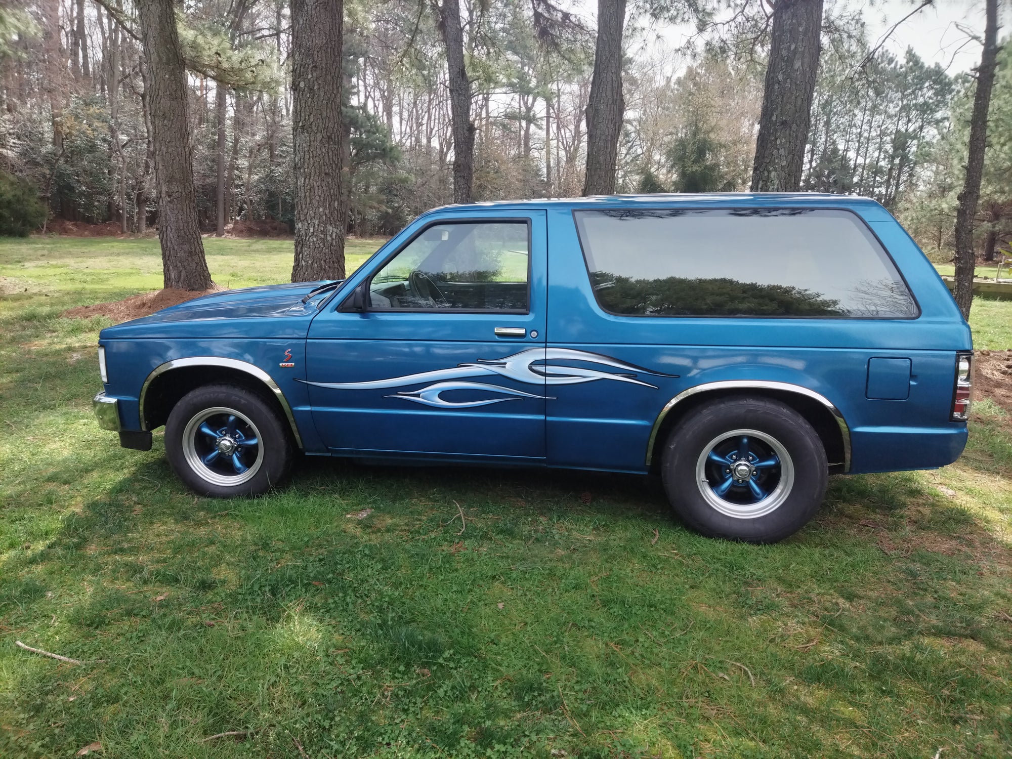 chrome spear vinyl graphics on the side of S10 blue Chevy blazer