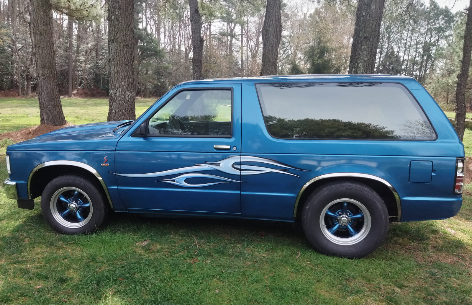 chrome spear decals on the side of blue S10 Chevy blazer