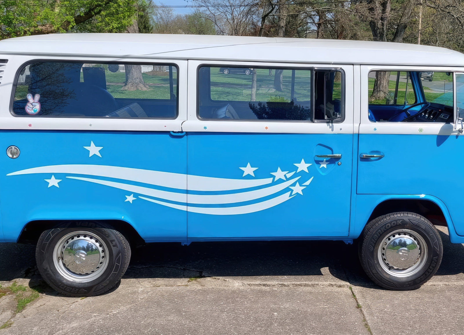 stars & stripes vinyl graphics on the side of volkswagon bus